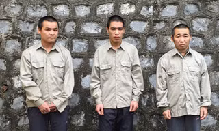 Ba đối tượng mua bán súng quân dụng tại cơ quan công an *ảnh: N.T