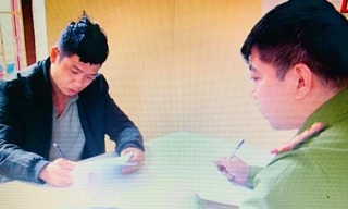 Đối tượng Tuấn (bìa trái) khai nhận, đã sử dụng xe ô tô bán tải để vận chuyển trâu đi tiêu thụ .Ảnh: Duy Chiến