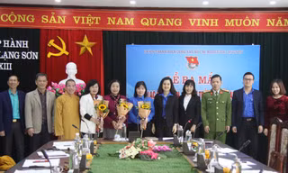 Các thành viên CLB ra mắt và bàn bạc, thống nhất các chương trình, kế hoạch, hoạt động trong thời gian tới .Ảnh: Duy Chiến 