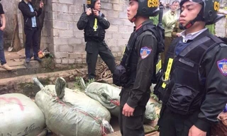 Lực lượng công an bảo vệ hàng hóa đã tịch thu trên đường mòn biên giới .Ảnh: Duy Chiến