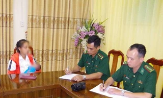 Bà L (bìa trái) khai do túng tiền nên bán con. Ảnh: Vy Thượng