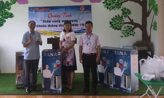 Tặng máy lọc nước cho các trường Mầm non, Tiểu học, THCS xã Tân Hòa, huyện Bình Gia, Lạng Sơn .Ảnh: Duy Chiến