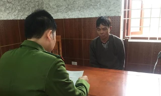 Đối tượng Tiến (bìa phải) khai nhận hành vi tại cơ quan công an *ảnh: Duy Chiến