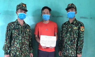 Đối tượng Lợi (giữa) bị bắt vì hành vi đưa người trái phép qua biên giới. Ảnh: L. Đồng 