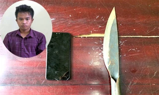 Tượng Định cùng tang vật vụ cướp tài sản .Ảnh: H. Mỹ