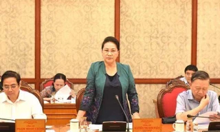 Chủ tịch Quốc hội Nguyễn Thị Kim Ngân (đứng) phát biểu, cho ý kiến về Đại hội tỉnh đảng bộ Lạng Sơn lần thứ XVII .Ảnh: Đ. Quang 