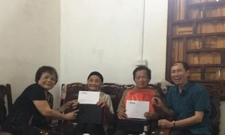 Báo Tiền Phong và nhà hảo tâm tặng quà, hỗ trợ cho các cựu TNXP khó khăn trên địa bàn huyện Bắc Sơn .Ảnh: Duy Chiến 