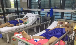 Các nạn nhân ngộ độc, phải cấp cứu tại bệnh viện do ăn hoa chuông rừng .Ảnh: Duy Chiến 