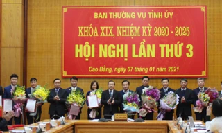 Lãnh đạo tỉnh ủy Cao Bằng tặng hoa chúc mừng các đồng chí được luân chuyển, bổ nhiệm cương vị lãnh đạo mới. Ảnh: CB