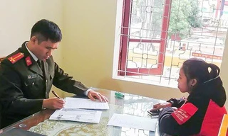 Cơ quan công an làm việc với Thu. Ảnh: Hoàng Lam