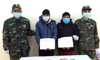 Đối tượng Huấn và Sơn (giữa) tại cơ quan Biên phòng tỉnh Cao Bằng .Ảnh: T. Tùng 