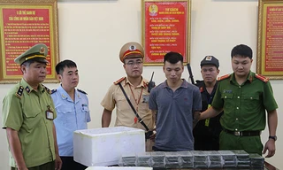 Đối tượng Tiến (giữa) bị bắt cùng tang vật. *ảnh: h. Mỹ