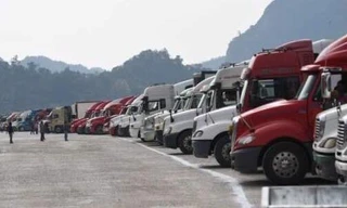 Hơn 200 xe tại cửa khẩu Tân Thanh hy vọng sẽ được thông quan vào ngày 10/2 tới nhưng có thể sẽ phải lùi lại một thời gian .Ảnh: TL