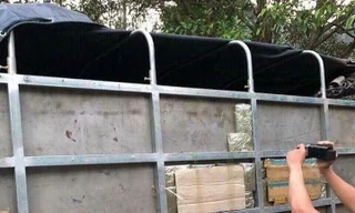 Phạm Xuân Lân (bìa trái) tự khai cùng em trai vận chuyển thuê ma túy cho ông Voòng *ảnh: TL