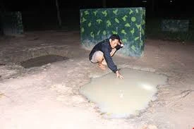 Cẩn thận đối với hố nước sâu bên cạnh nhà nếu gia đình có trẻ nhỏ (ảnh minh họa)