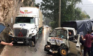 Cú đâm mạnh, trực diện, chiếc xe ô tô tải xoay ngang đường, suýt rơi xuống vực sâu. Ảnh: TL