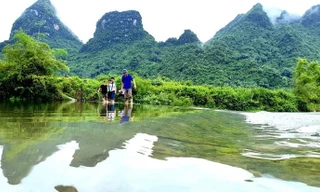 Du khách lần mò đi trên con đường đến khu du lịch cộng đồng ở huyện Bắc Sơn .Ảnh: Thế Vinh