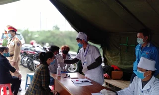 Sáng 3/4, những người sử dụng phương tiện ô tô, xe máy lưu thông trên đường vào nội địa tỉnh Lạng Sơn đều được kiểm tra y tế .Ảnh: Duy Chiến