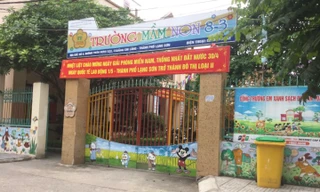 Sáng 22/5, lực lượng điều tra gặp nhà trường mầm non 8/3 và triệu tập cô giáo Q chứ không phải bắt khẩn cấp như tin đồn .Ảnh: Duy Chiến