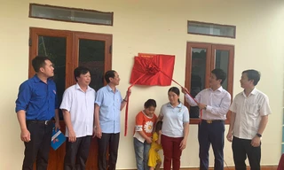 Đại diện báo Tiền Phong, Tỉnh đoàn Lạng Sơn cùng cấp ủy, chính quyền địa phương tổ chức Lễ Khánh thành nhà mới cho chị Liễu Thị Mơ .Ảnh: Duy Chiến 