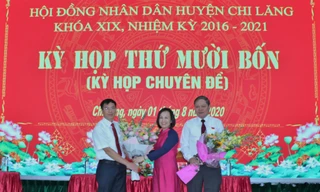 Phó chủ tịch HĐND tỉnh Lạng Sơn (giữa) tặng hoa chức mừng ông Phùng Văn Nghĩa (bìa trái) và ông Vi Nông Trường (bìa phải) .Ảnh: Duy Chiến