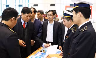 Thứ trưởng Bộ Y tế kiểm tra công tác phòng dịch tại cửa khẩu quốc tế Hữu Nghị .Ảnh: M. Thu
