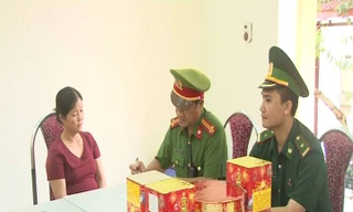 Bà Thúy (bìa trái) cùng tang vật tại Trạm KSLN Dốc Quýt *ảnh: TL