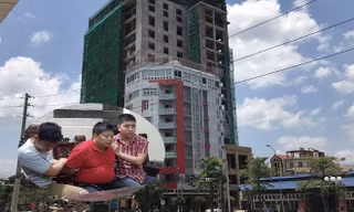 Tòa nhà, nơi trùm Voòng nhận, trả tiền mua ma túy (ảnh lớn), ông Voòng bị bắt giữ (ảnh nhỏ). Ảnh: TL
