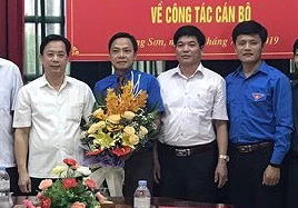 Ông Hoàng Văn Nghiệm, Phó bí thư thường trực tỉnh ủy Lang Sơn trao Quyết định, tặng hoa chúc mừng tân Phó chủ tịch Hội Nông dân tỉnh Lạng Sơn .Ảnh: Duy Chiến