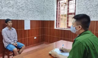 Đối tượng Bốn (bìa trái) khai nhận hành vi tại cơ quan điều tra .Ảnh: H.Mỹ 