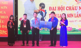 Anh Nguyễn Ngọc Lương, Bí thư TƯ Đoàn, Chủ tịch HĐ Đội TƯ trao biểu trưng tặng 5 công trình nước sạch (trí giá 500 triệu đồng) cho tuổi trẻ Lạng Sơn .Ảnh: Duy Chiến