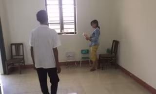 Cô Mơ cùng cha chuẩn bị rời Trung tâm BTXH tỉnh Lạng Sơn về quê .Ảnh: Duy Chiến