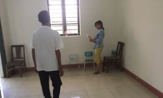 Cô Mơ cùng cha chuẩn bị rời Trung tâm BTXH tỉnh Lạng Sơn về quê .Ảnh: Duy Chiến