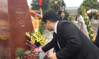 Đại diện Đảng cộng sản Nhật Bản thắp nhang bia mộ nhà báo Takano ISao tại Nghĩa trang Hoàng Đồng .Ảnh: Duy Chiến