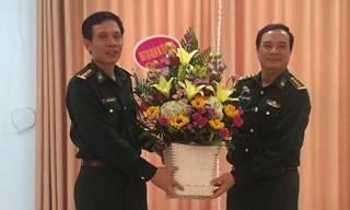 Thượng tá Trịnh Hữu Tăng (bìa phải) nhận hoa chúc mừng trong lễ công bố bổ nhiệm Chính ủy BP Lạng Sơn. Ảnh: Duy Chiến