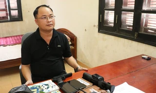 Đối tượng Đỉnh cùng tang vật ..Ảnh: LH