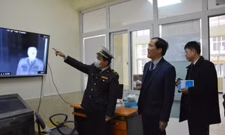 Phó chủ tịch tỉnh Lạng Sơn Dương Xuân Huyên (giữa) kiểm tra công tác phòng chống dịch tại cửa khẩu Hữu Nghị .Ảnh: Duy Chiến