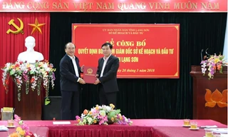 Ông Nguyễn Hữu Chiến nhận quyết định làm Giám đốc Sở KH-ĐT. Ảnh: Duy Chiến