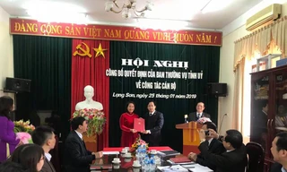 Bà Nguyễn Mai Loan (bìa trái) nhận quyết định của Tỉnh ủy Lạng Sơn .Ảnh: TL