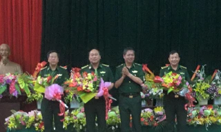 Thiếu tướng Bùi Đức Hạnh, Phó Tư lệnh BĐ Biên phòng (giữa) tặng hoa chúc mừng 3 đồng chí lãnh đạo BĐBP Lạng Sơn. Ảnh: Duy Chiến