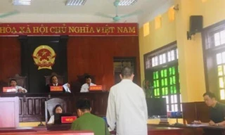 Bị cáo Nghiệp (đứng) lĩnh án .Ảnh: Huy Hoàng