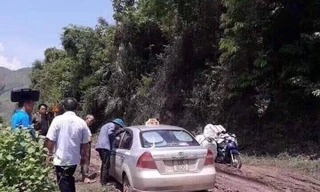 Lực lượng chức năng đang khám nghiệm hiên trường sau khi tiếp nhận thông tin từ nhân dân .Ảnh: TL