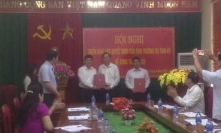 Ông Học (bìa trái) và ông Sơn (bìa phải) nhận Quyết định luân chuyển công tác từ Lãnh đạo tỉnh *ảnh: H.N