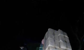 Lợi dụng đồi núi hiểm trở, đêm khuya, các đối tượng vận chuyển số lượng lớn gang tay y tế sang bên kia biên giới. Ảnh: Duy Chiến.