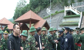 Bàn giao 3 đối tượng truy nã cho lực lượng chức năng Trung Quốc tại cửa khẩu Hữu Nghị *ảnh: Huyền Mỹ