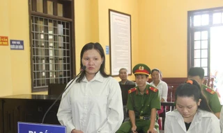 Bị cáo Viên ra tòa lĩnh án 7 năm tù vì bán con mình .Ảnh: Minh Anh