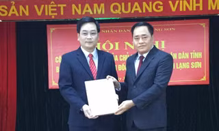Tân giám đốc sở Tài chính Vũ Hoàng Quý (bìa trái) nhận quyết định từ lãnh đạo UBND tỉnh Lạng Sơn .Ảnh: Duy Chiến 