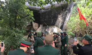 Cựu chiến binh Sư đoàn 338 tâm nhang tại pháo đài Đồng Đăng .Ảnh: Duy Chiến