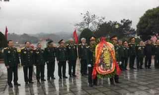 Đoàn đại biểu cựu chiến binh Quân đoàn 14 và ban ngành tỉnh Lạng Sơn viếng các liệt sỹ. Ảnh: Duy Chiến
