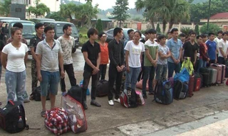 Các công dân bị phía Trung Quốc trao trả qua cửa khẩu Chi Ma (Lạng Sơn). Ảnh: TL